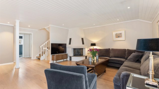 Trapperommet er sentralt plassert og binder boligens tre plan sammen på en effektiv måte.