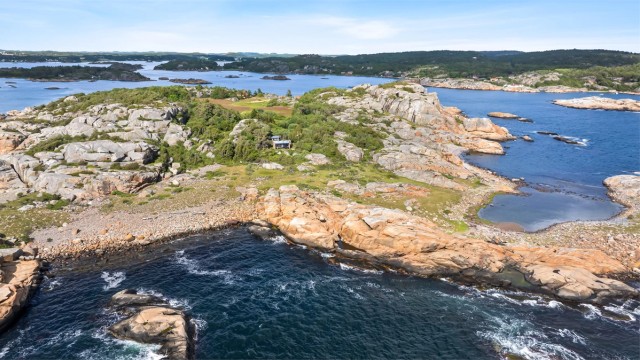 Velkommen til Hoppøya – en fredelig og ettertraktet øyperle midt i vakre Viksfjord, like utenfor Eftanglandet. Her finner du en sjelden usjenert fritidseiendom i naturskjønne omgivelser.