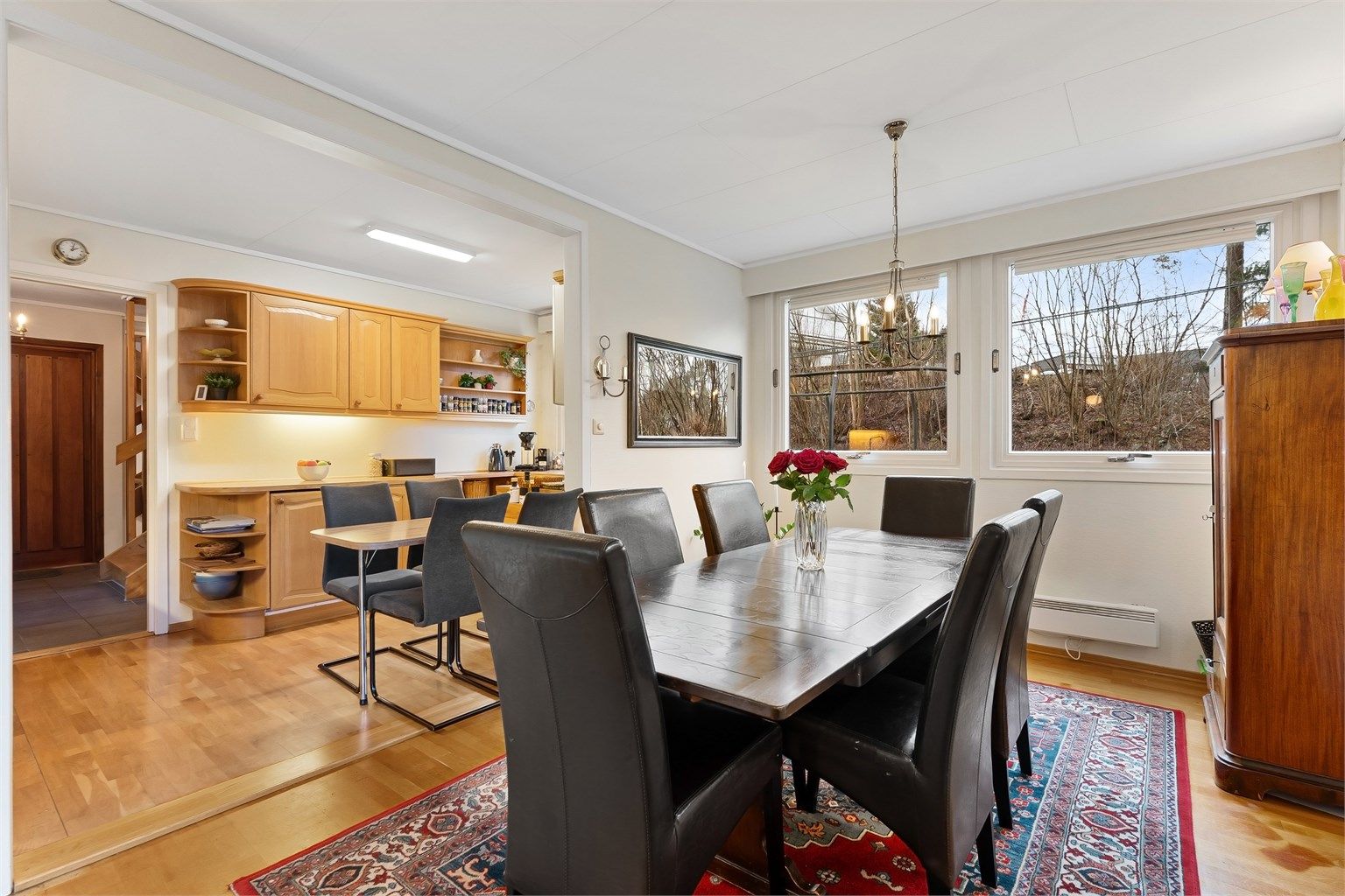 En naturlig overgang mellom kjøkkenets spiseplass og den formelle spisestuen.