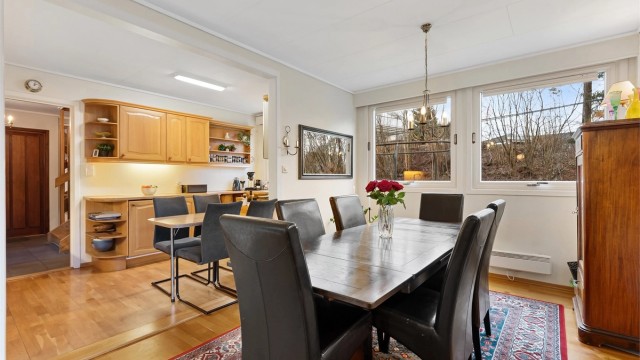 En naturlig overgang mellom kjøkkenets spiseplass og den formelle spisestuen.