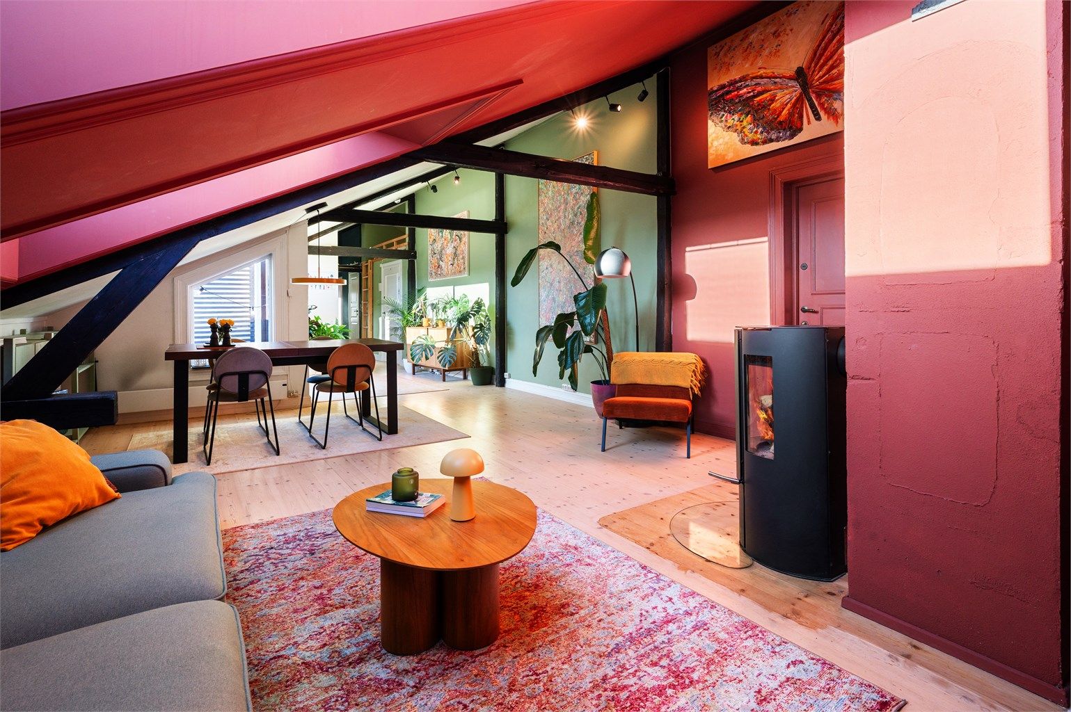 Peisen til stuen er perfekt for å skape en lun og varm atmosfære på kalde vinterdager!