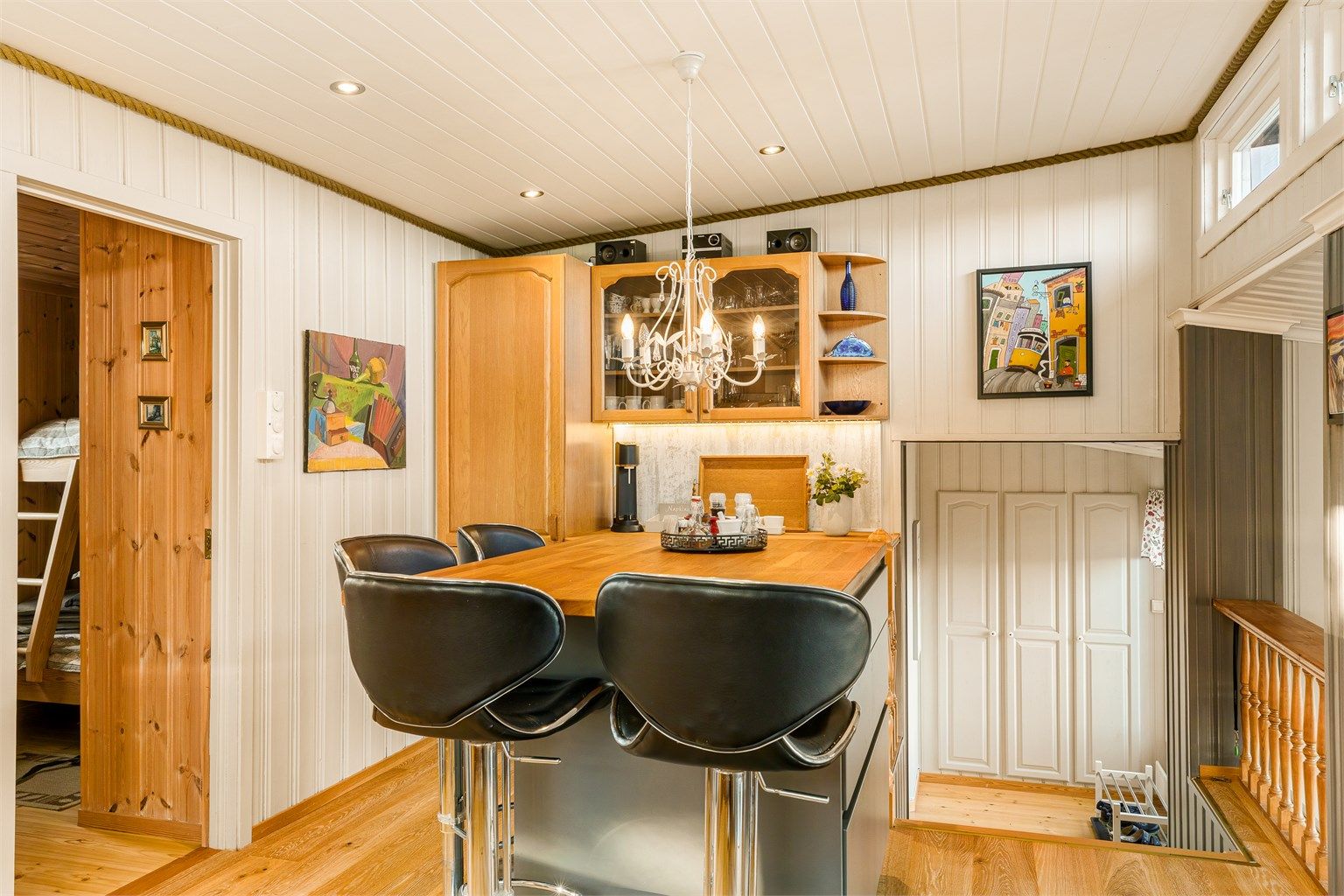 Små vinduer over kjøkkenbenken gir ekstra lys og utsyn under matlagingen.