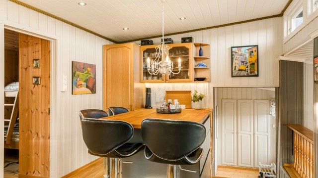 Små vinduer over kjøkkenbenken gir ekstra lys og utsyn under matlagingen.