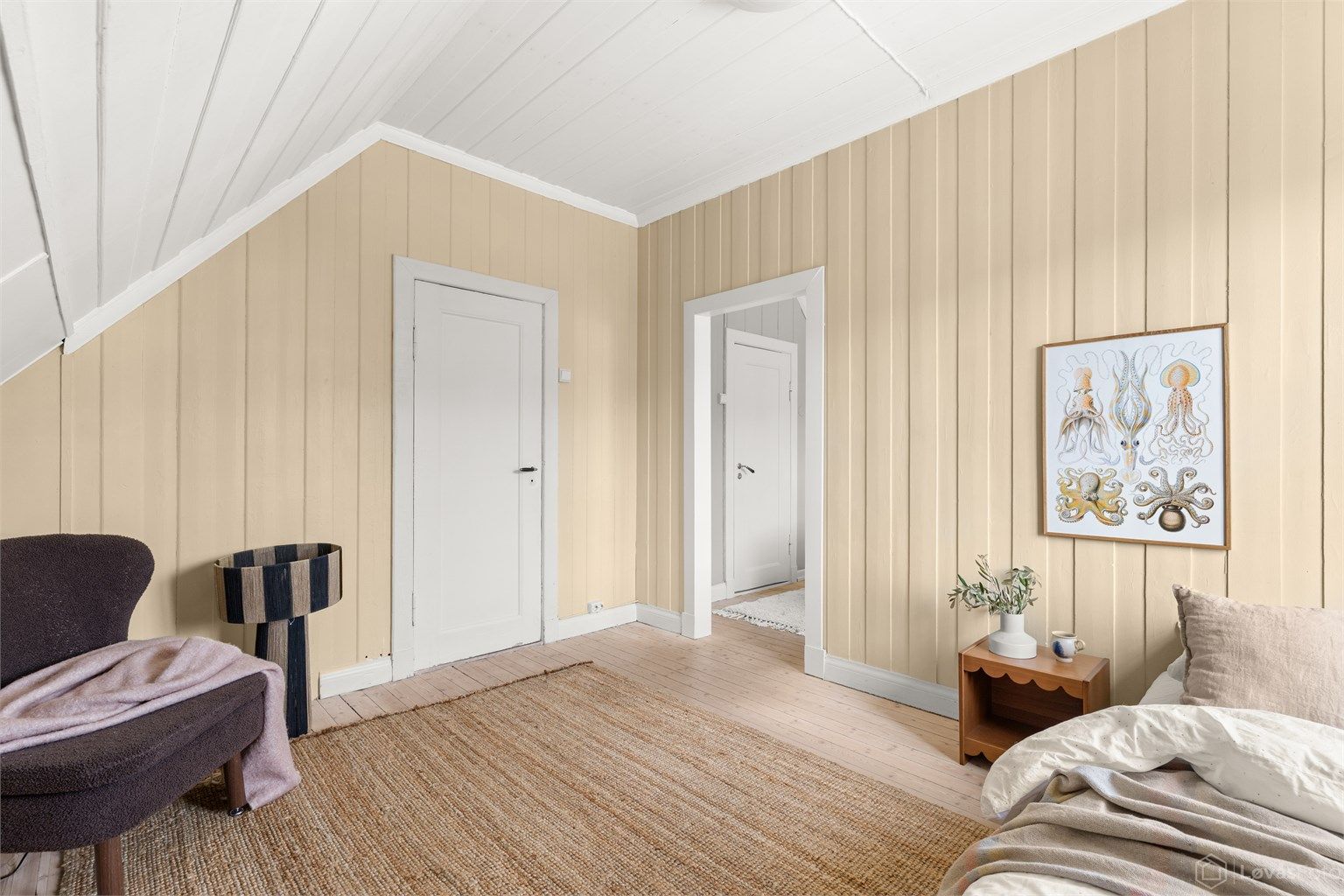 Soverom 2 i 2. etasje. Det er trolig mulig å lage dør fra tv-stuen for separat inngang til rommet