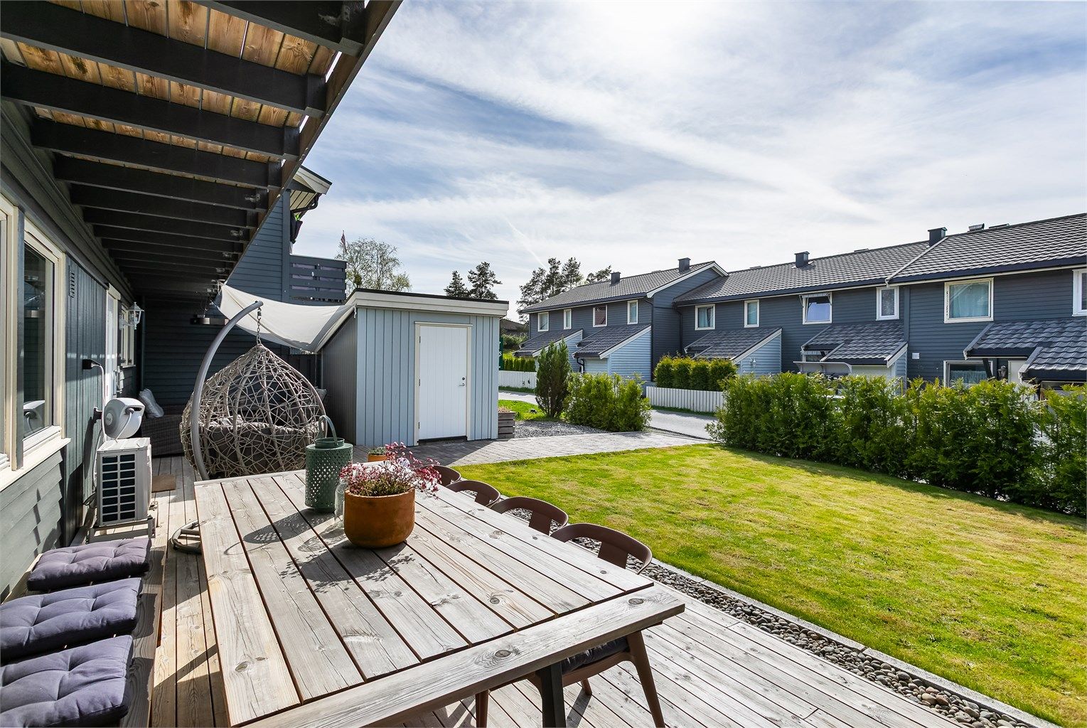 På den store terrassen kan du sommerstid få med deg solen fra tidlig ettermiddag til kveld, med følge av utsyn over den vakre hagen.