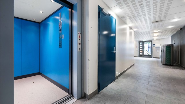 Heis i bygget gir enkel og trinnfri adkomst til etasjeplanene.