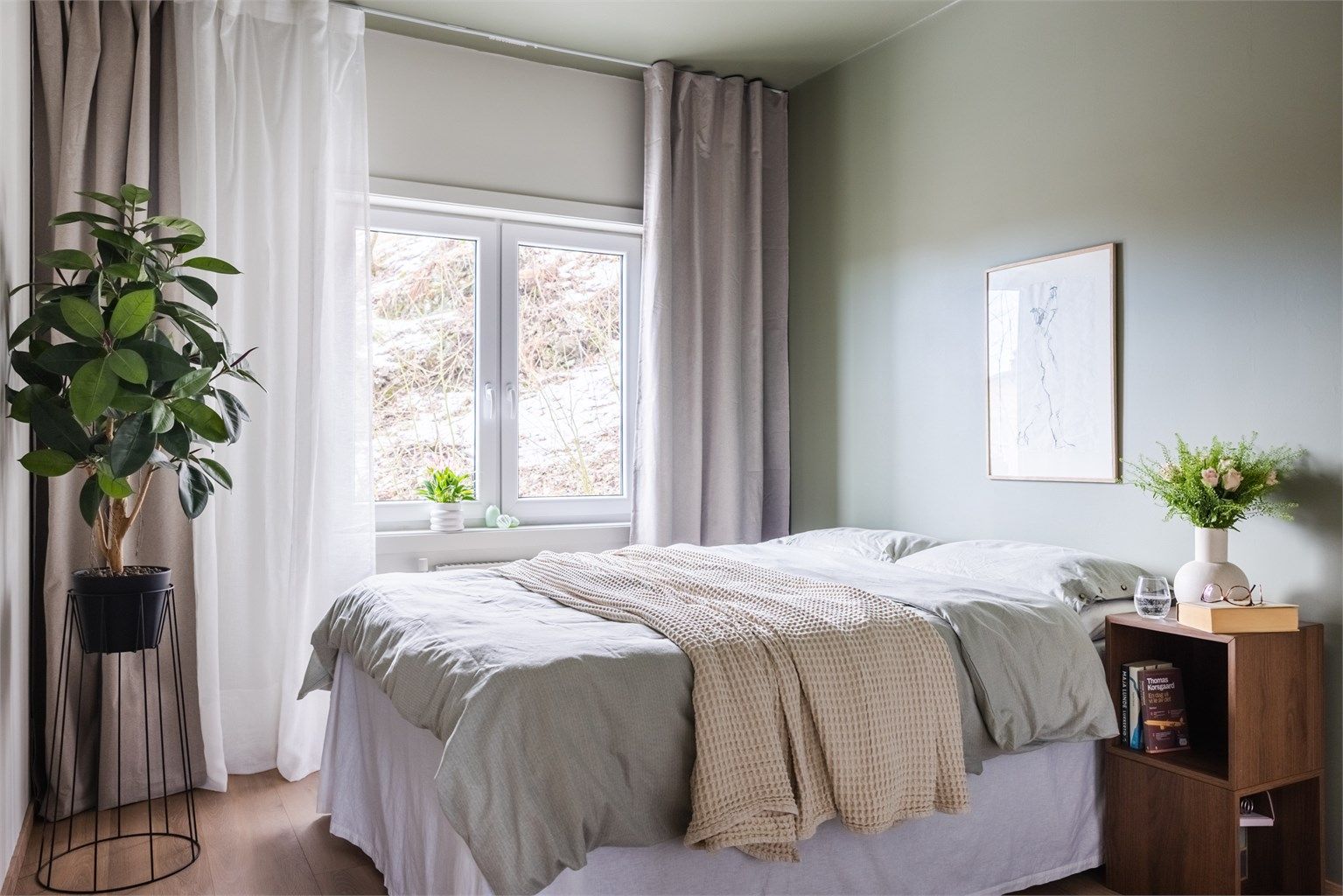 Hovedsoverommet er romslig og innbydende med god plass til dobbeltseng og tilhørende nattbord.