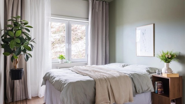 Hovedsoverommet er romslig og innbydende med god plass til dobbeltseng og tilhørende nattbord.