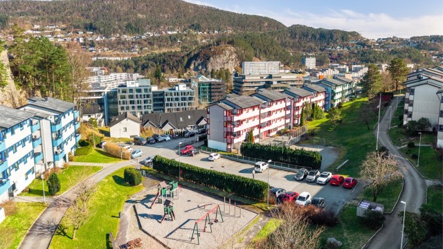 Det opplyses fra selger at det er god dekning med felles parkeringsplasser. Man får utdelt et parkeringskort opplyser styreleder.