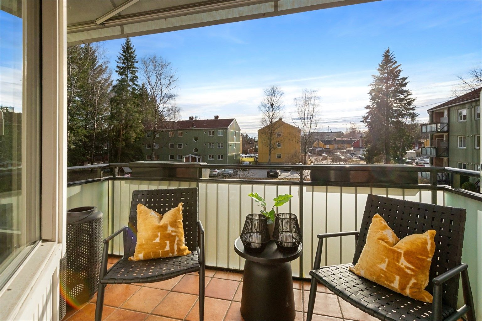 Fra stuen er det utgang til en vestvendt og delvis overbygget balkong på 5 m². Gulvet er flislagt.