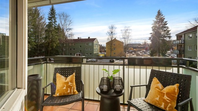 Fra stuen er det utgang til en vestvendt og delvis overbygget balkong på 5 m². Gulvet er flislagt.