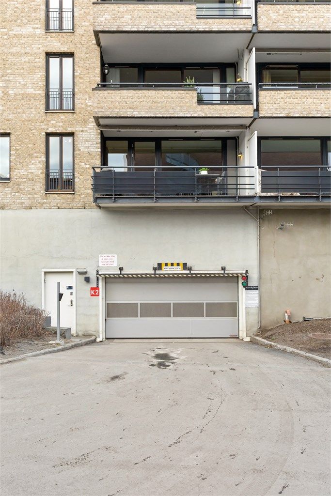 Det medfølger garasjeplass med installert elbillader i felles anlegg.