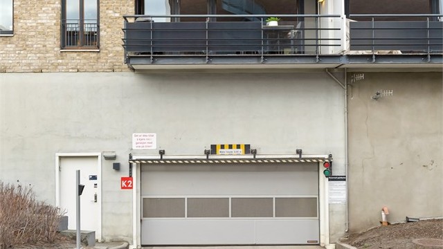 Det medfølger garasjeplass med installert elbillader i felles anlegg.