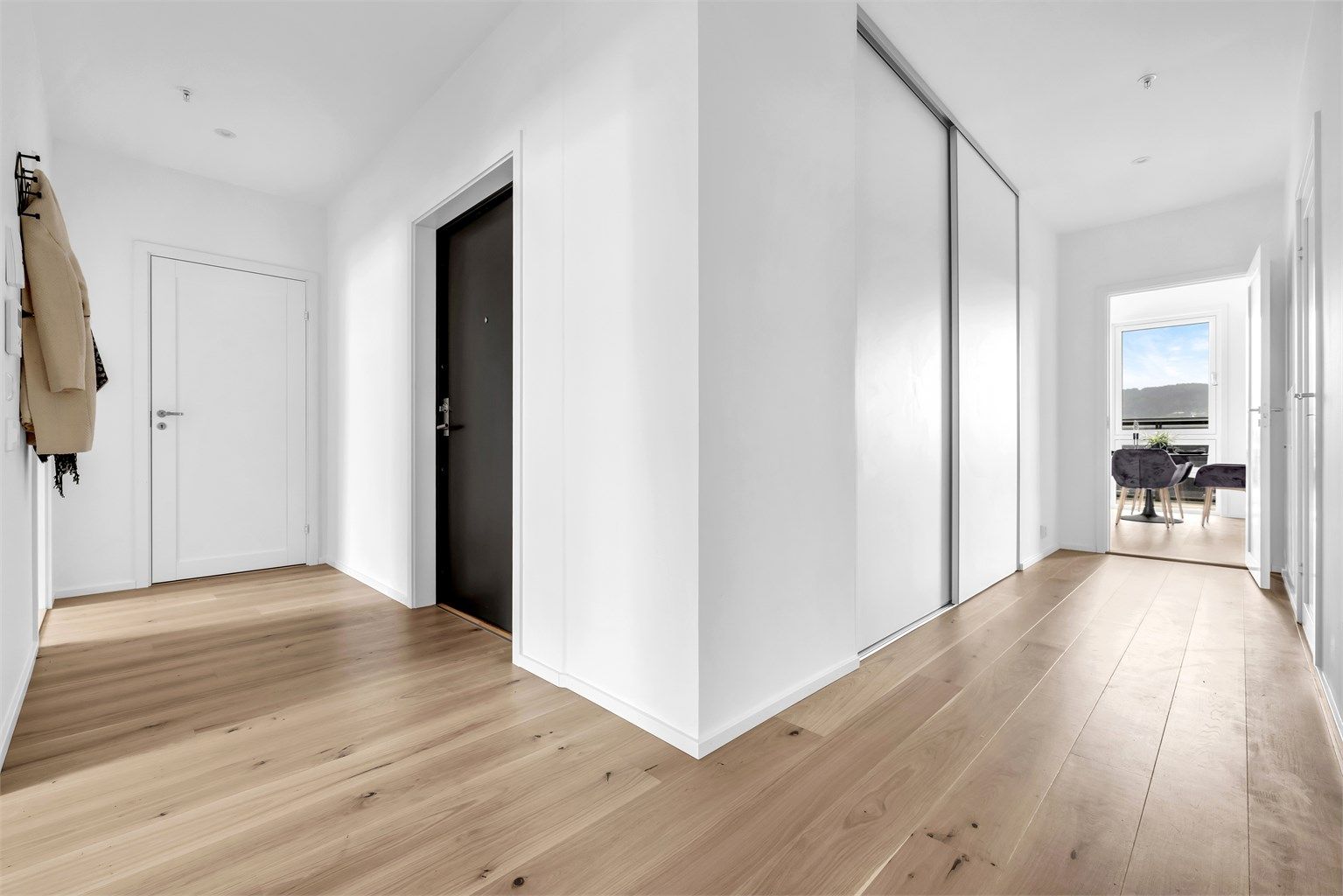 Leiligheten ønsker deg velkommen med en romslig entré hvor det er god plass til oppbevaring av sko og yttertøy. 