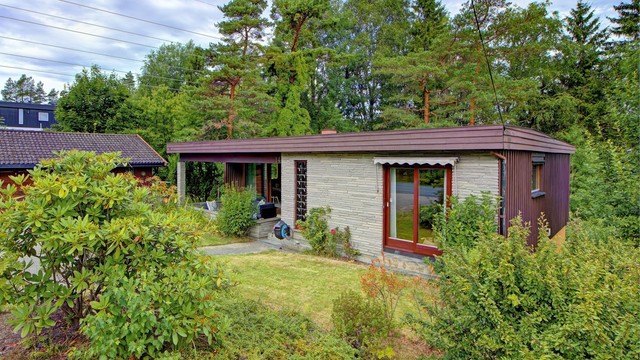 Ytterkledning orientert mot sydøst er lektet ut, etterisolert og ny kledning i 2019