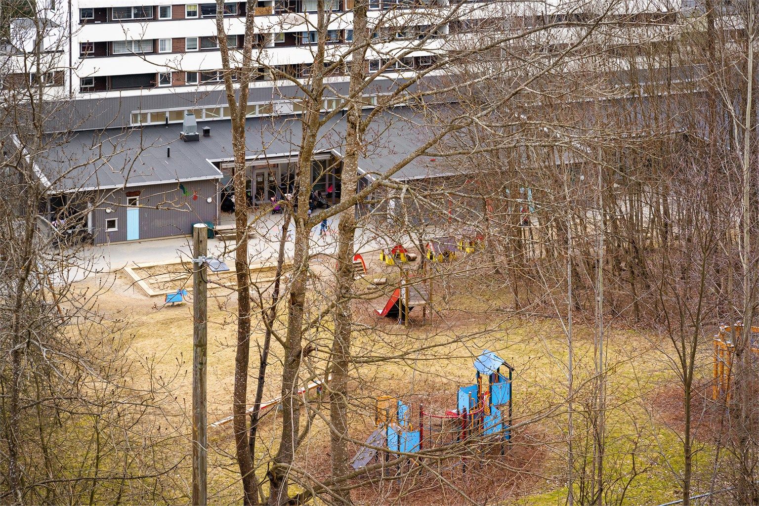 Dønski barnehage ligger i umiddelbar nærhet, kun en kort spasertur unna.
