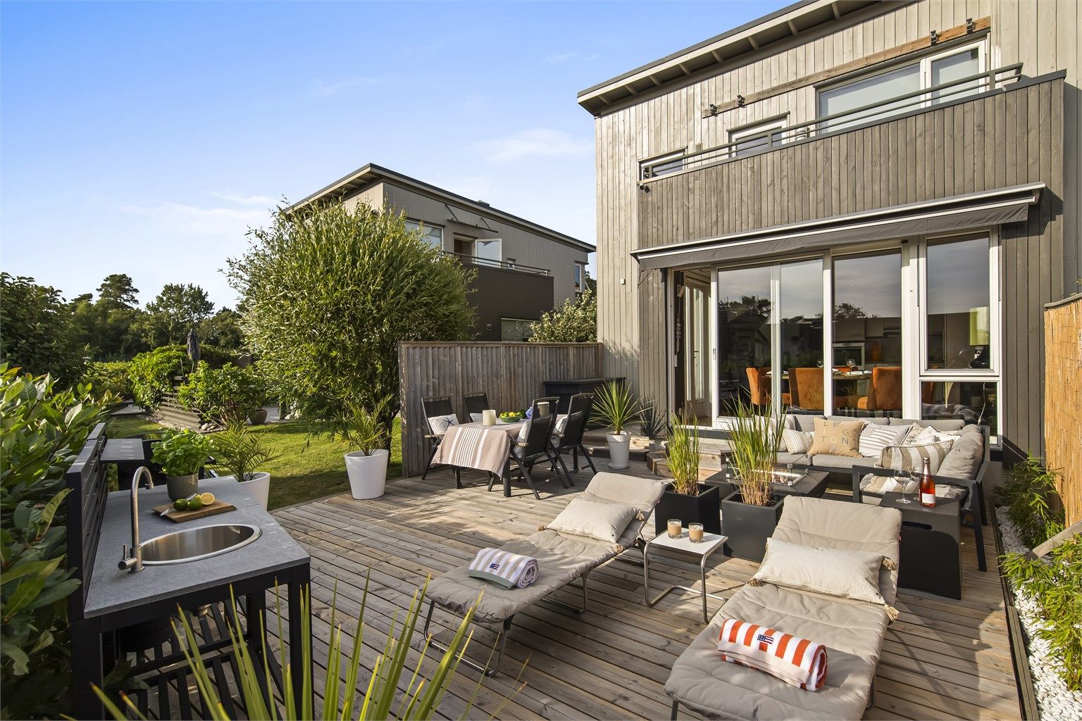 Uteplassen må oppleves - En vestvendt oase!