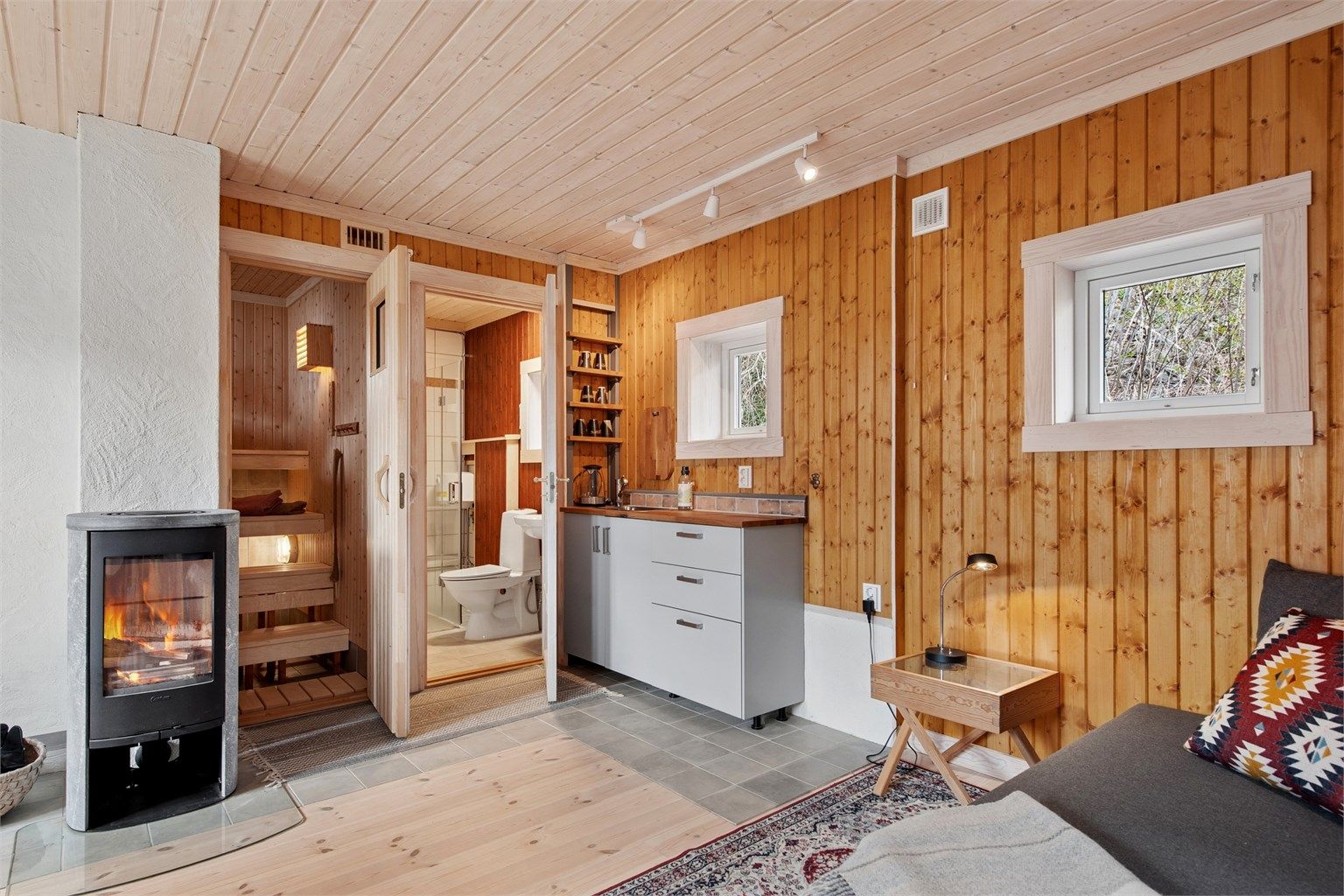 Den ene delen av uthuset har både badstue og peis, samt det romslige hobbyrommet. (Rommet er ikke godkjent til varig opphold)