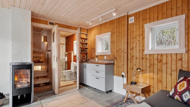 Den ene delen av uthuset har både badstue og peis, samt det romslige hobbyrommet. (Rommet er ikke godkjent til varig opphold)