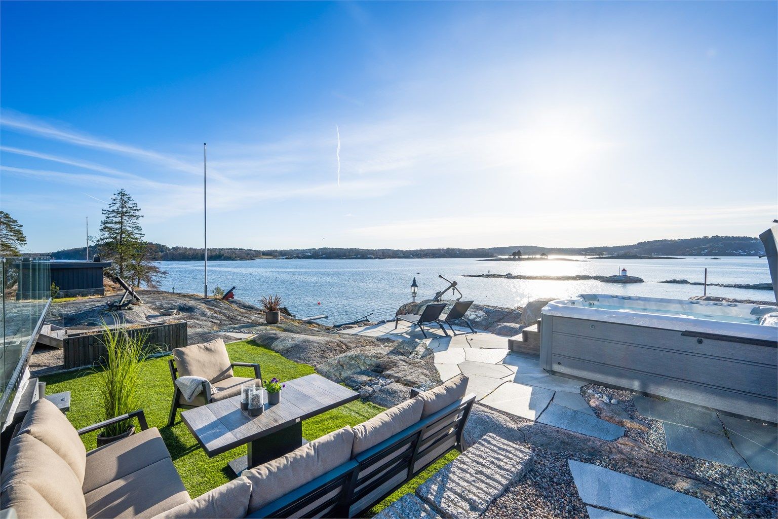 Eiendommen har en vestvendt beliggenhet, noe som gir rikelig med sol gjennom hele dagen, sen kveldssol og en spektakulær utsikt over fjorden, med Veierland og Håøya som vakre baktepper.