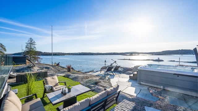 Eiendommen har en vestvendt beliggenhet, noe som gir rikelig med sol gjennom hele dagen, sen kveldssol og en spektakulær utsikt over fjorden, med Veierland og Håøya som vakre baktepper.