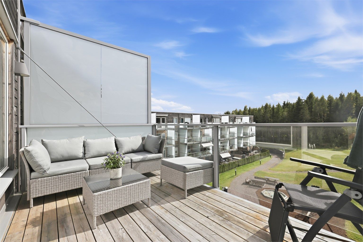 Balkongen har trekledning på gulvet som gir "mykt" balkonggulv, fin plass til møblering på balkongen som også har en super skillevegg mot nabobalkong.