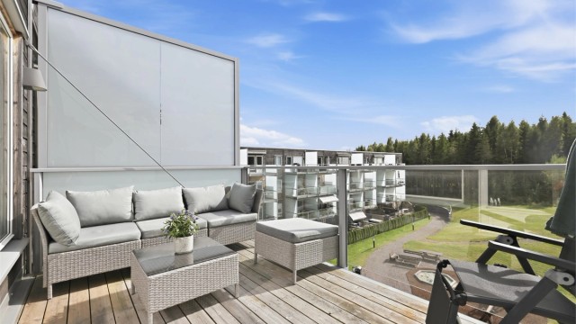 Balkongen har trekledning på gulvet som gir "mykt" balkonggulv, fin plass til møblering på balkongen som også har en super skillevegg mot nabobalkong.