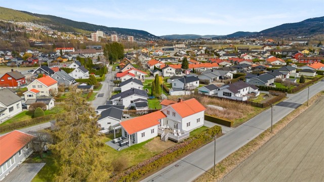 Dronebilde. Bildet er fra tidligere salg av boligen (i 2024).