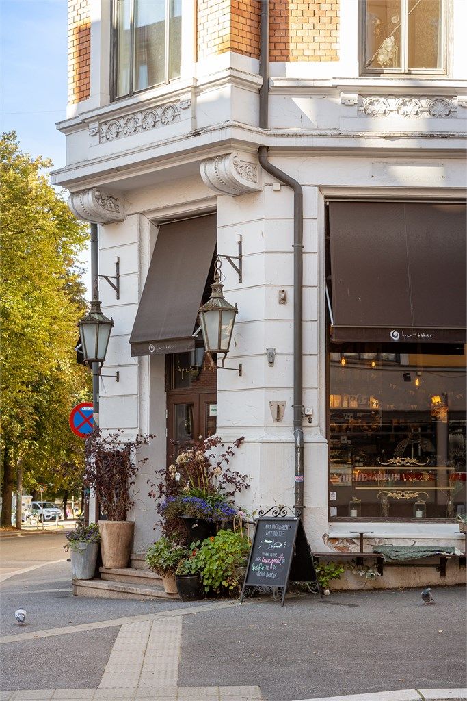Nabolaget byr på et hyggelig utvalg av kafeer og restauranter, som det populære Åpent Bakeri.