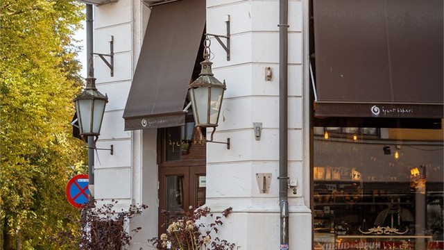 Nabolaget byr på et hyggelig utvalg av kafeer og restauranter, som det populære Åpent Bakeri.