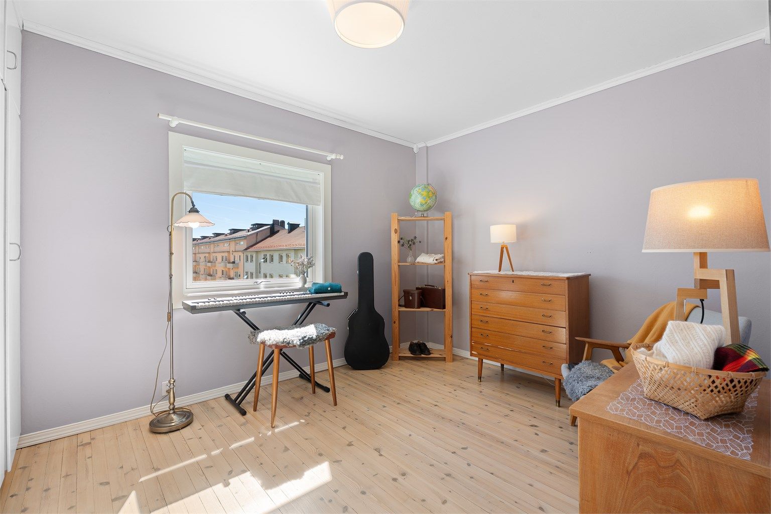 Soverom 1 - Svært romslig med god plass til dobbeltseng og div kommoder/hobbyutstyr 