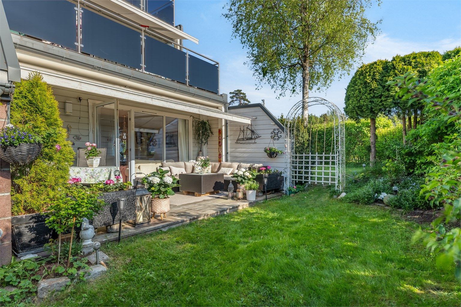 Lys og lettstelt leilighet med solrik vestvendt markterrasse og hage for deg over 50 år.
