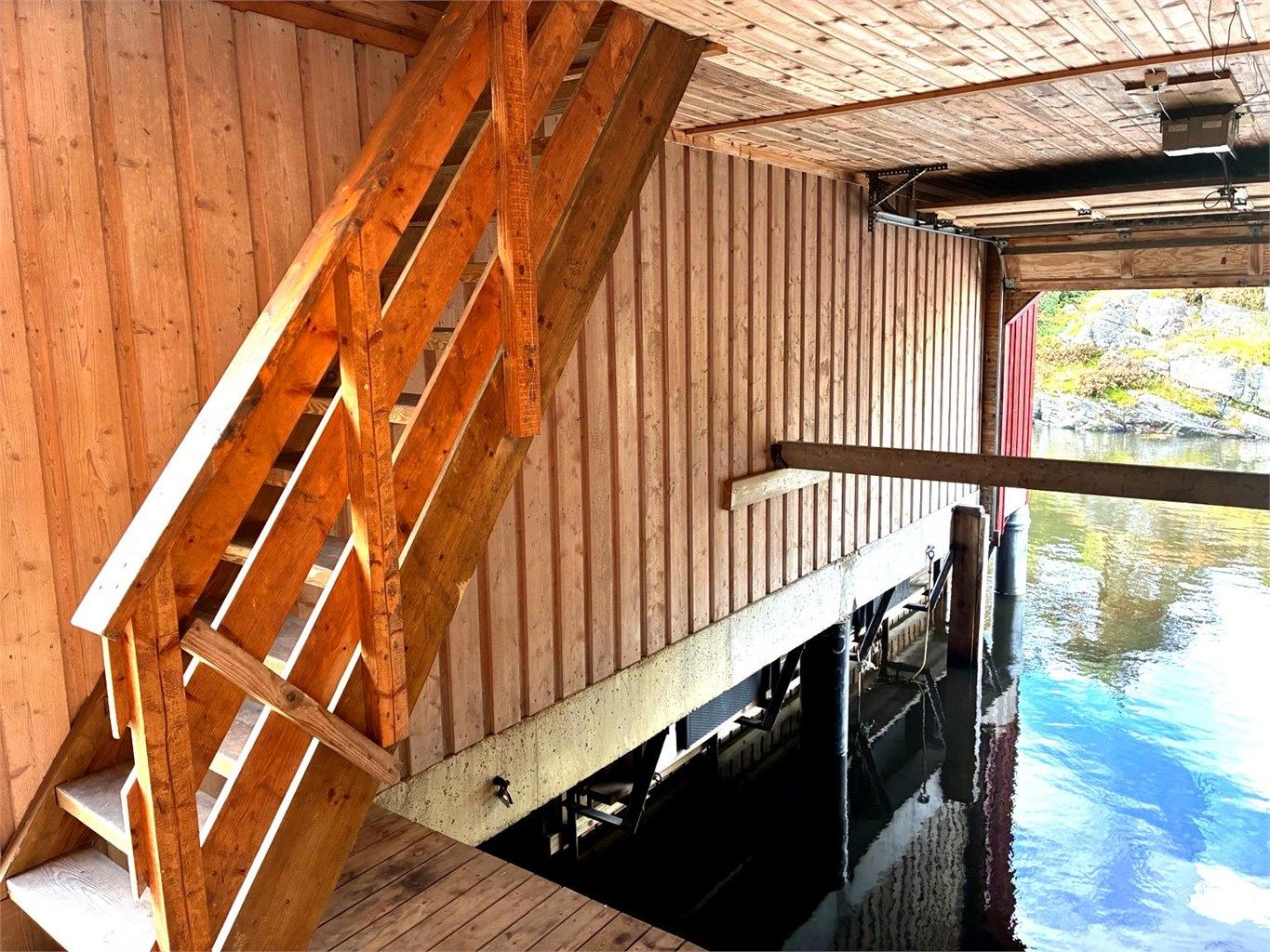 Trapp opp til disponibelt rom i 2 etg