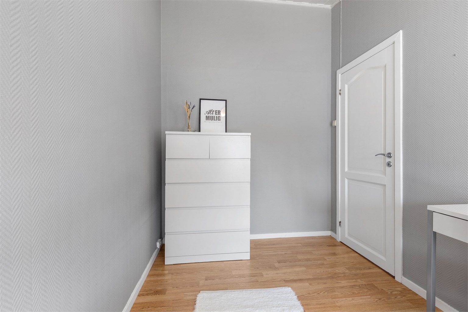 De to andre soverommene passer godt som barnerom, gjesterom eller kontor.