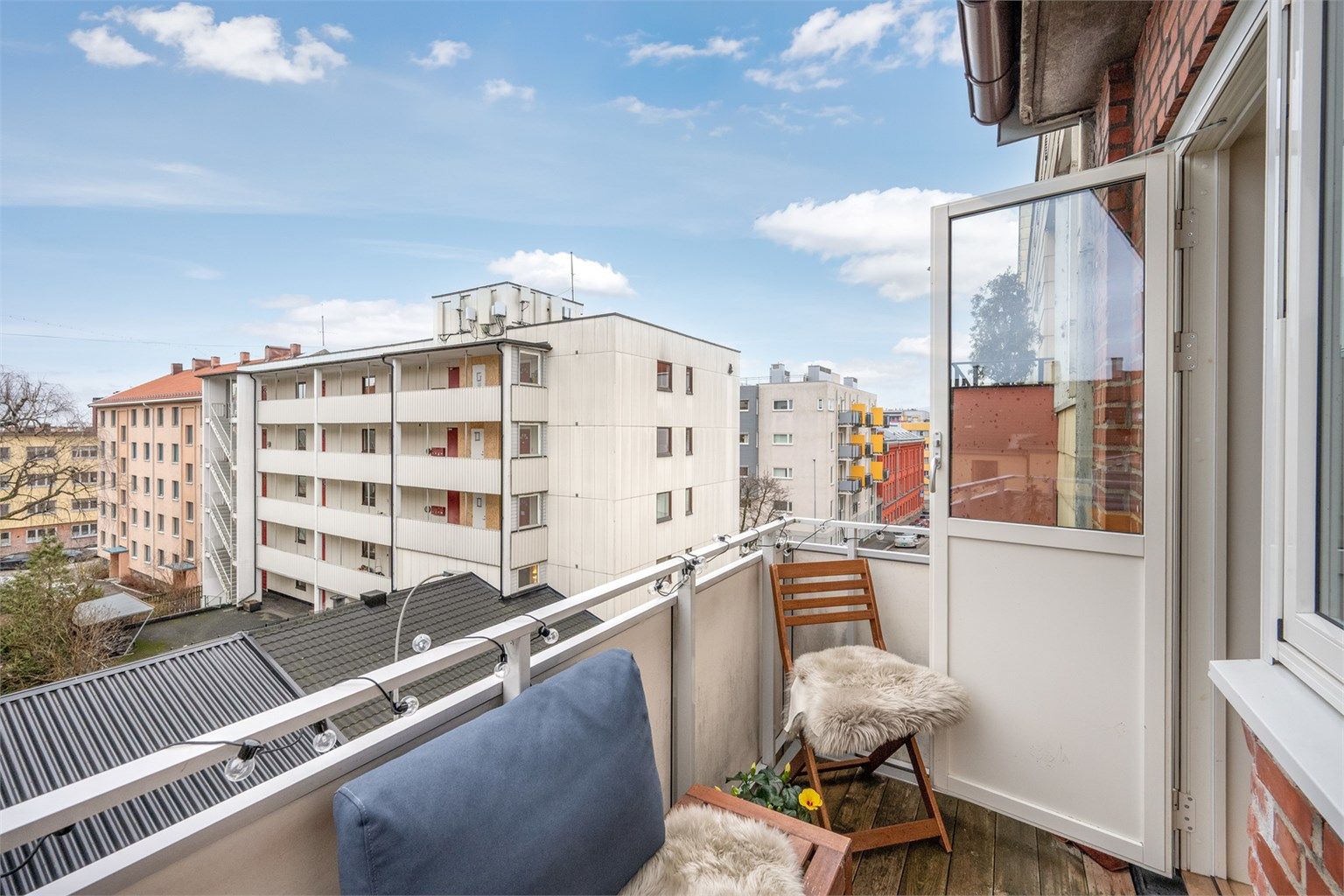 Beliggenheten i 4. etasje gir en åpen og fri følelse. Her kan årets varmere dager nytes fra sør-vestvendt balkong med gode solforhold.