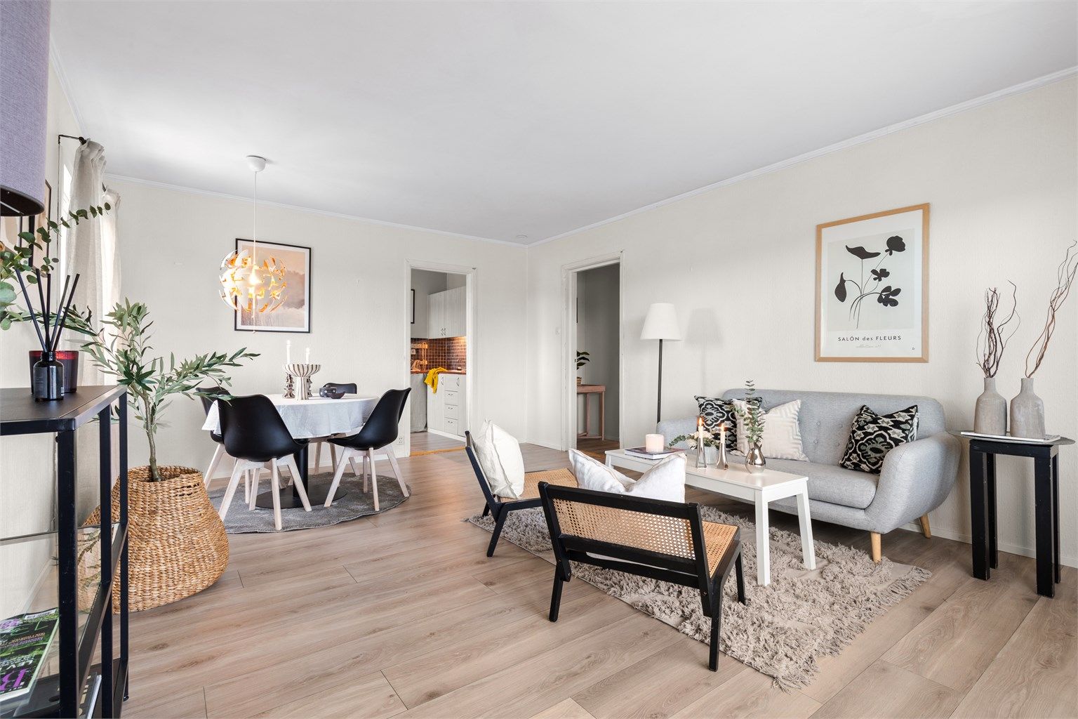 Stue - plass til både sofaløsning, tv, bord og spisebord