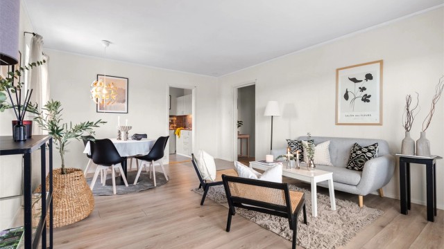 Stue - plass til både sofaløsning, tv, bord og spisebord