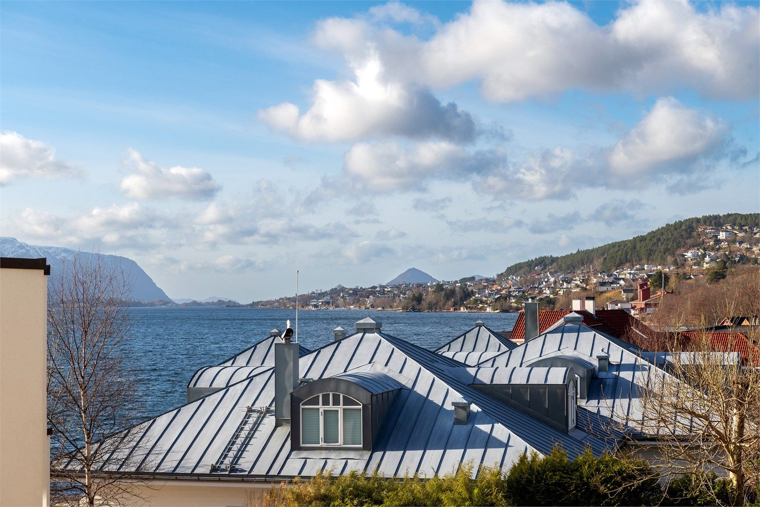 Flott utsikt mot vest mot Borgundfjorden 