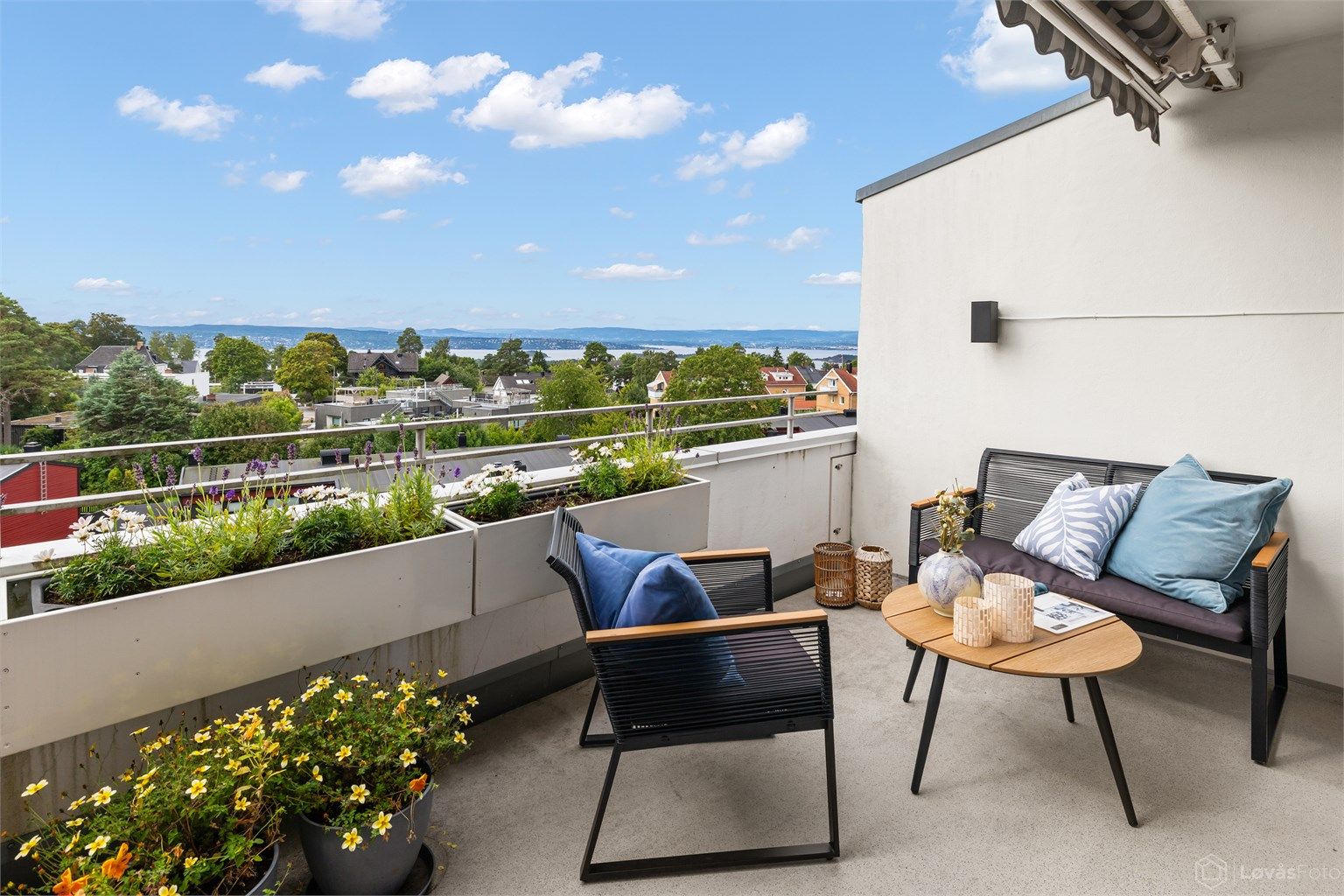 Fra stuen er det utgang til en sydvest-vendt terrasse på 13 m² med fin utsikt.
Foto: Løvås Foto 