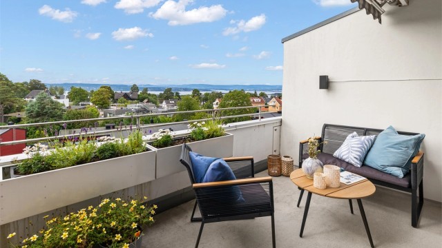 Fra stuen er det utgang til en sydvest-vendt terrasse på 13 m² med fin utsikt.
Foto: Løvås Foto