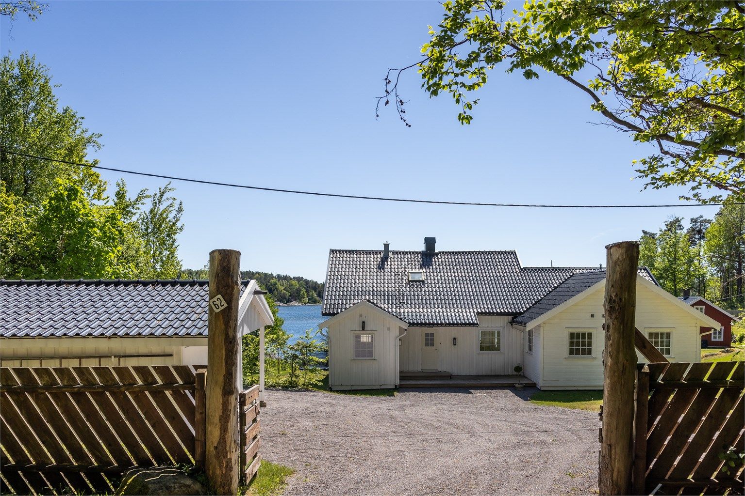 En unik strandeiendom som er sjelden i sitt slag der den ligger i meget usjenerte og idylliske omgivelser med nydelig sjøutsikt  og sjøen som nærmeste nabo.