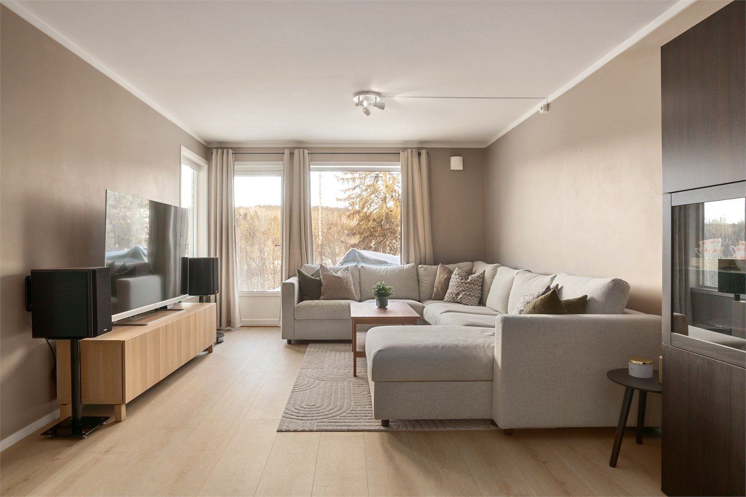 Leiligheten har en gjennomgående god planløsning med moderne og delikate overflater