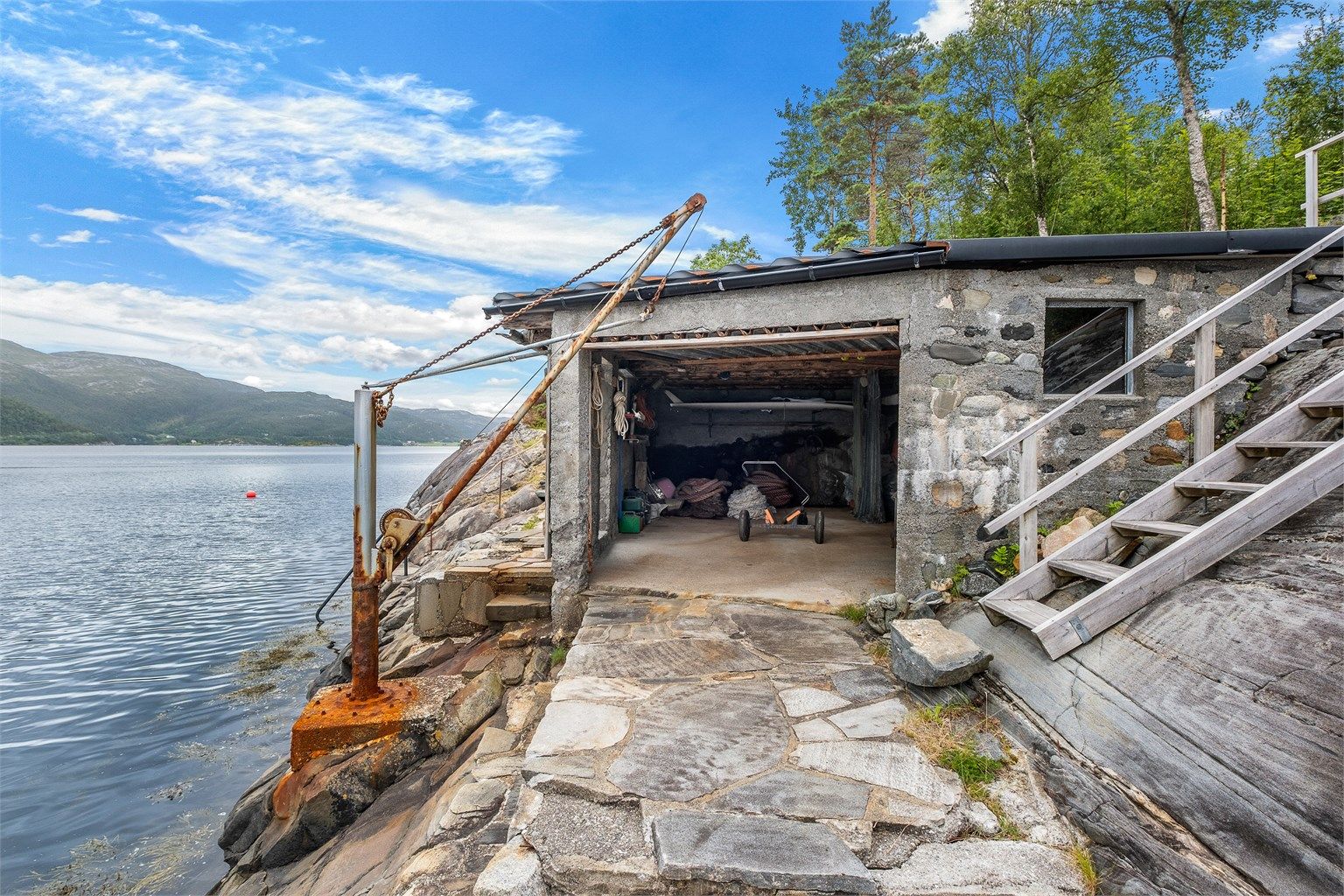 Eiendommens naust ligger helt i sjøkanten og gir en flott ramme for båtliv, fiske og sommerdager ved sjøen. Naustet er ca. 33 kvm.