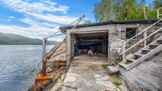 Eiendommens naust ligger helt i sjøkanten og gir en flott ramme for båtliv, fiske og sommerdager ved sjøen. Naustet er ca. 33 kvm.