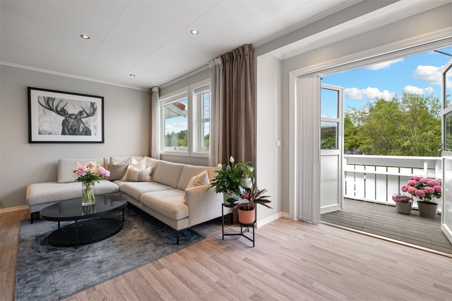 Med dobbel balkongdør blir balkongen en fin forlengelse av stuen