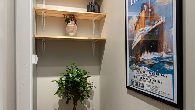 Nisje i gang med plass til ekstra oppbevaringsløsninger om ønskelig.