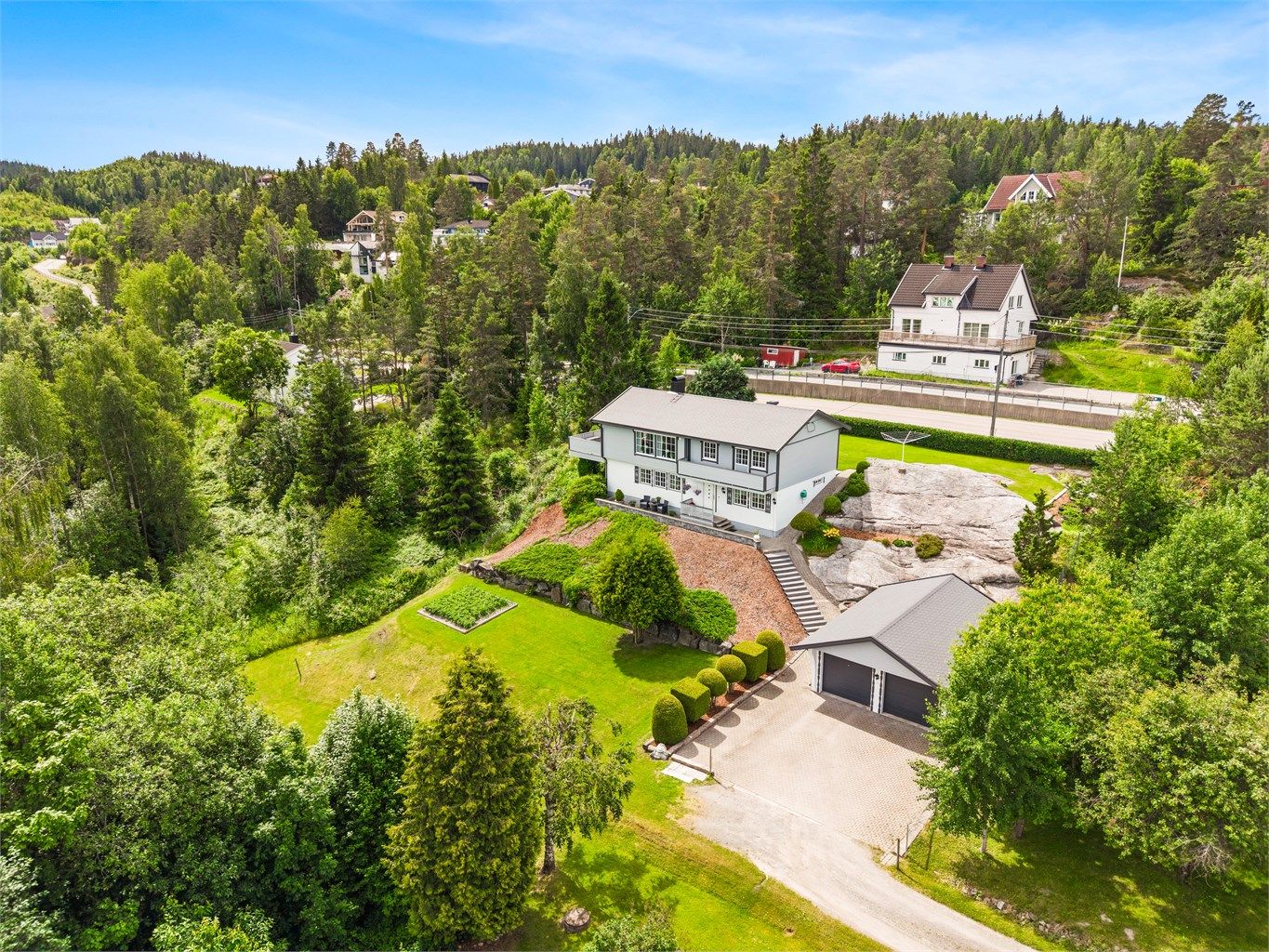 Huset har fått ny utvendig panel og taket er tekket med shingel.