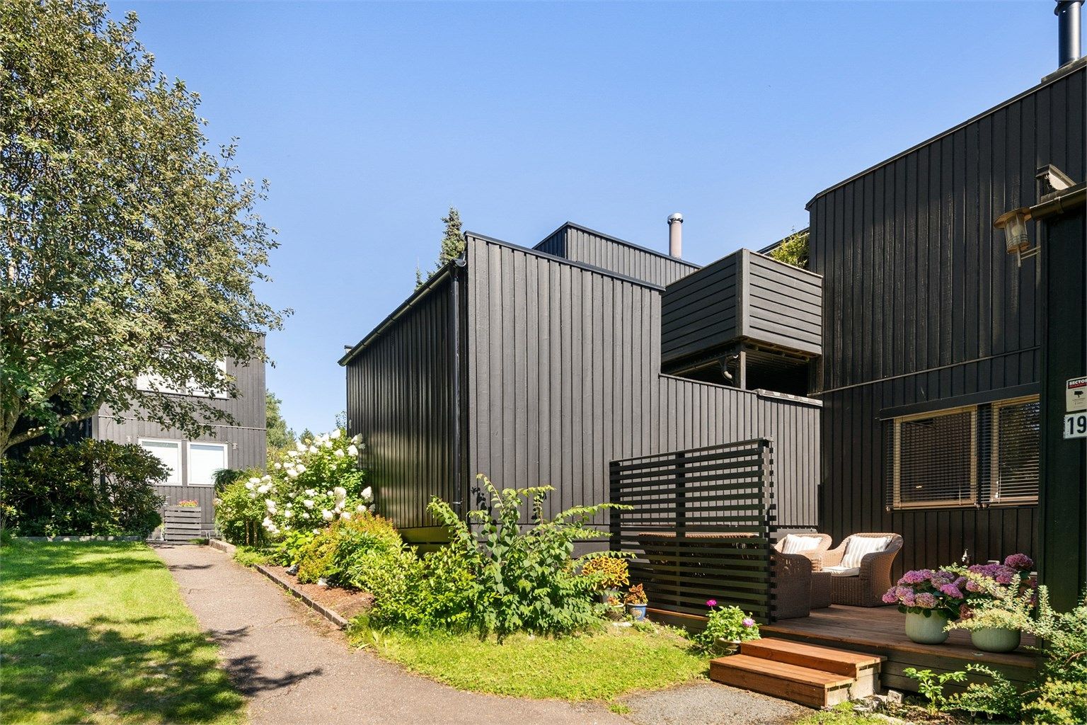 Mot uteplassen ved inngangspartiet om sommeren.