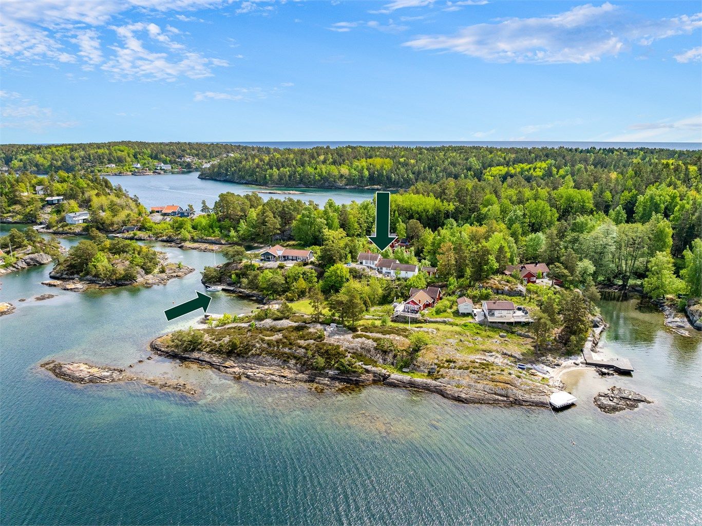 Fritidsbolig med lengre strandlinje og ca. 18 meter brygge tilhørende
