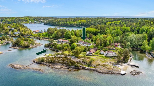 Fritidsbolig med lengre strandlinje og ca. 18 meter brygge tilhørende